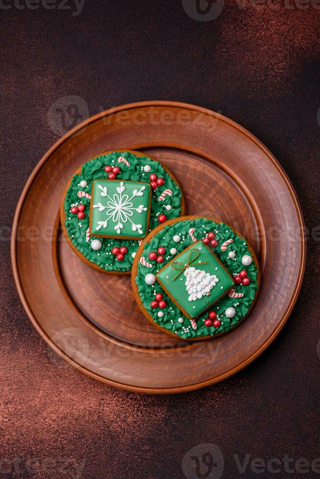 lindo delicioso Natal Pão de gengibre em uma concreto textura fundo foto