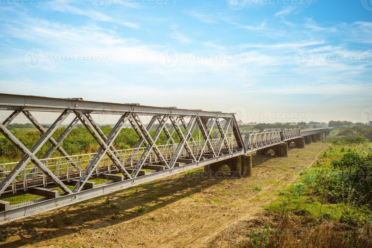 ponte histórica de aço no município de Huwei, Condado de Yunlin, Taiwan foto