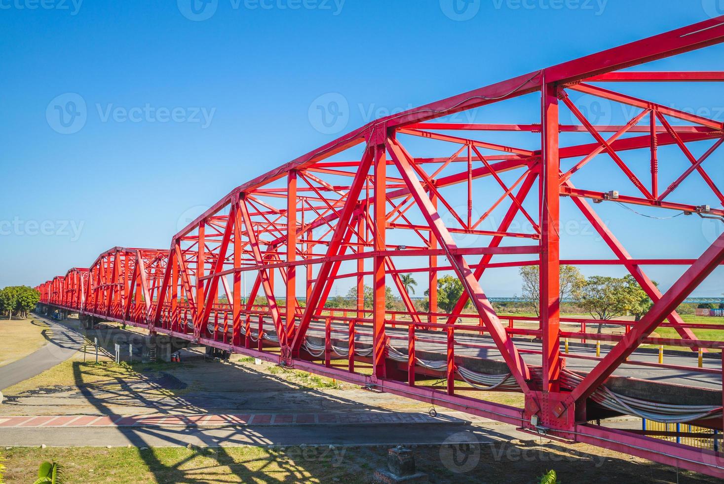 ponte histórica de aço no município de xiluo em yunlin, taiwan foto