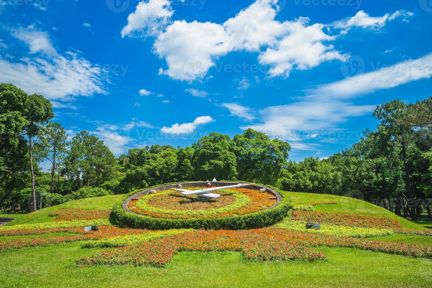 relógio floral do parque da juventude em taipei, taiwan. foto