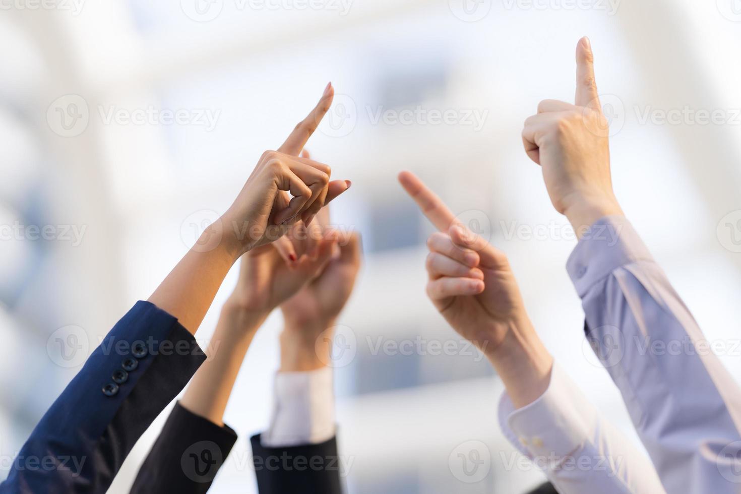 grupo de pessoas de negócios diferentes levantando as mãos foto