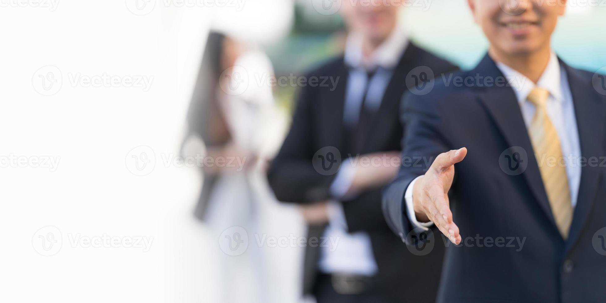 empresário com a mão aberta pronta para um aperto de mão para selar um acordo foto