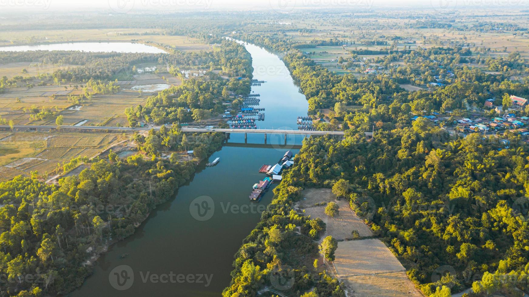 vista aérea panorâmica da ponte sobre o rio na Tailândia rural foto