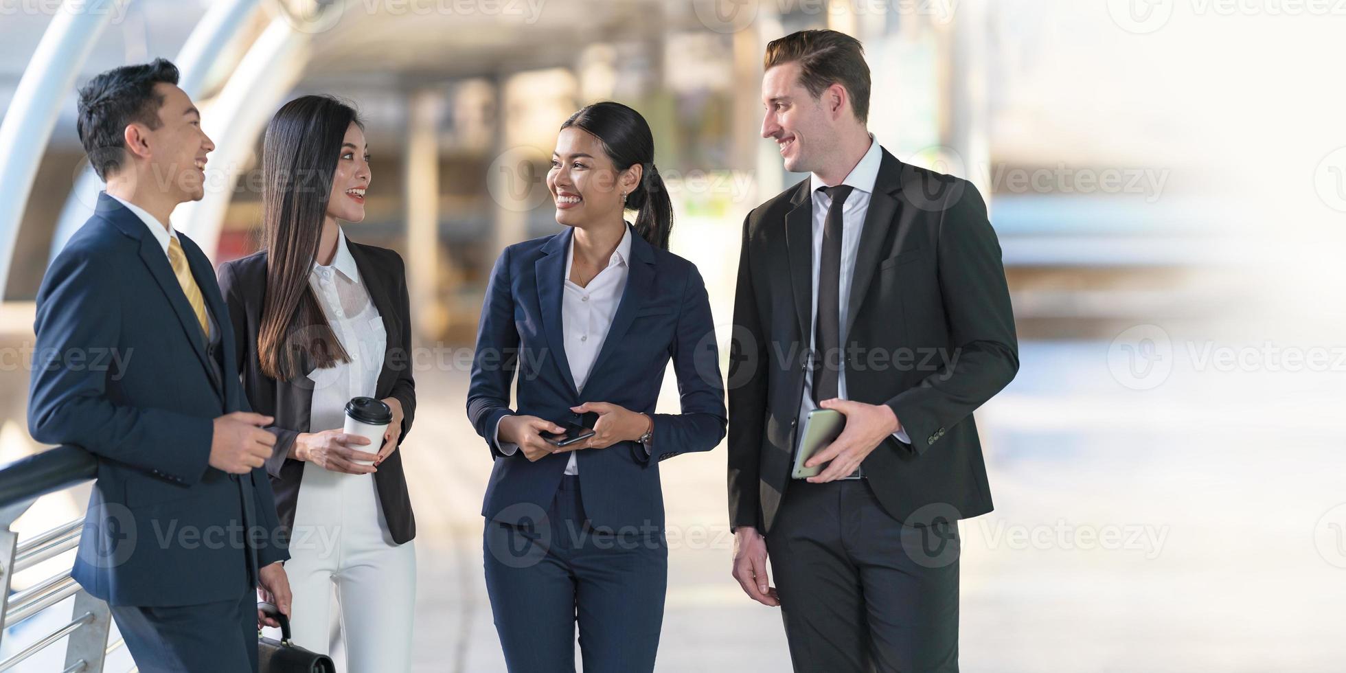 empresários em pé e conversando em frente a um escritório moderno foto