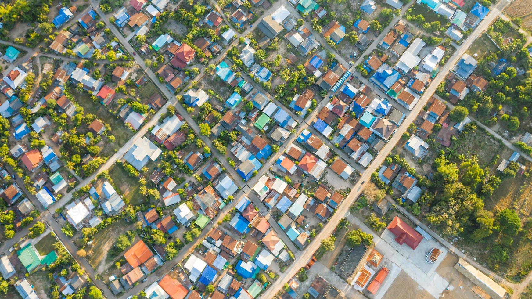 vista aérea da paisagem da vila rural pela manhã foto