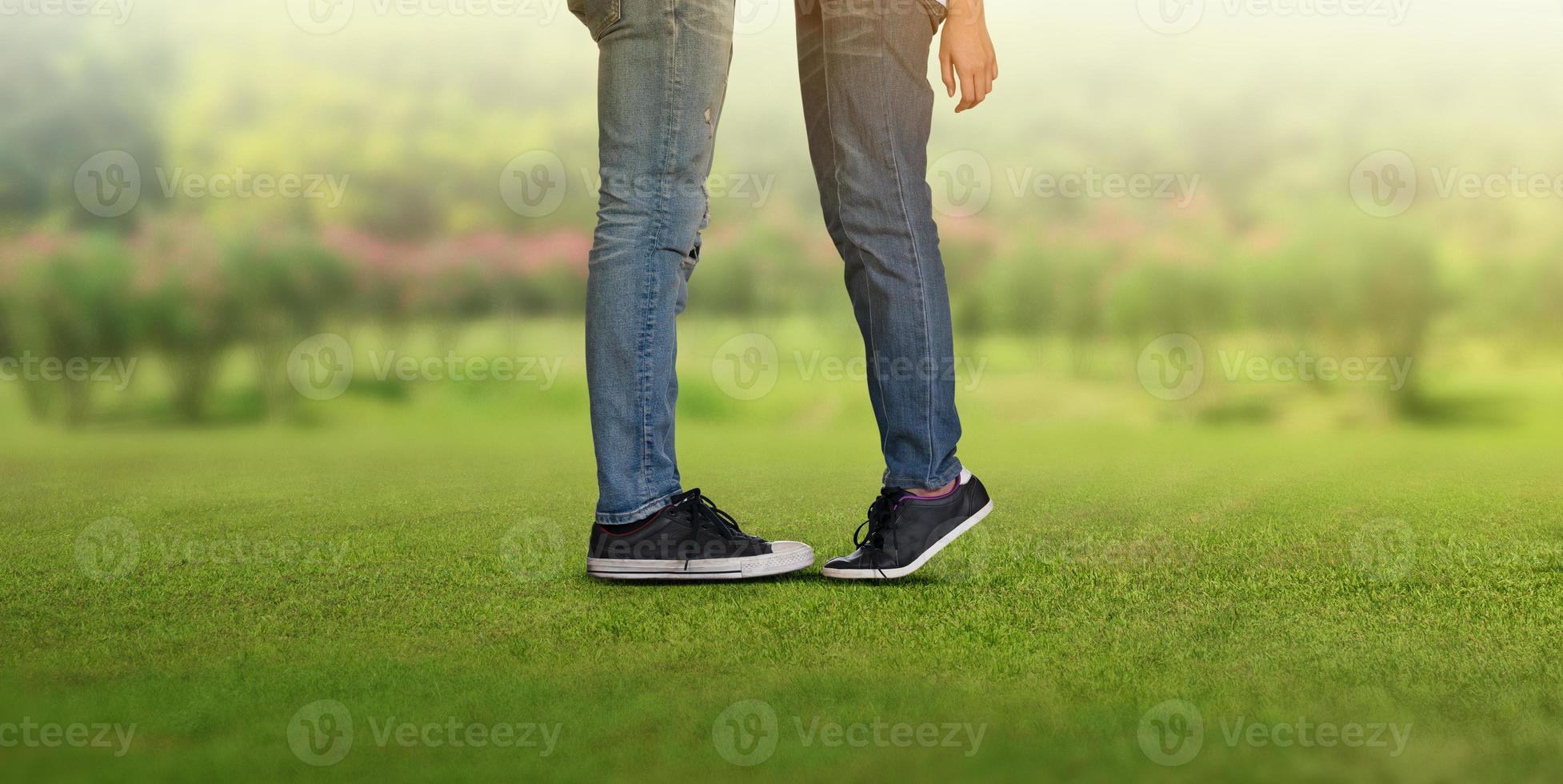 casal se beijando, meninas ficam na ponta dos pés para beijar o homem foto