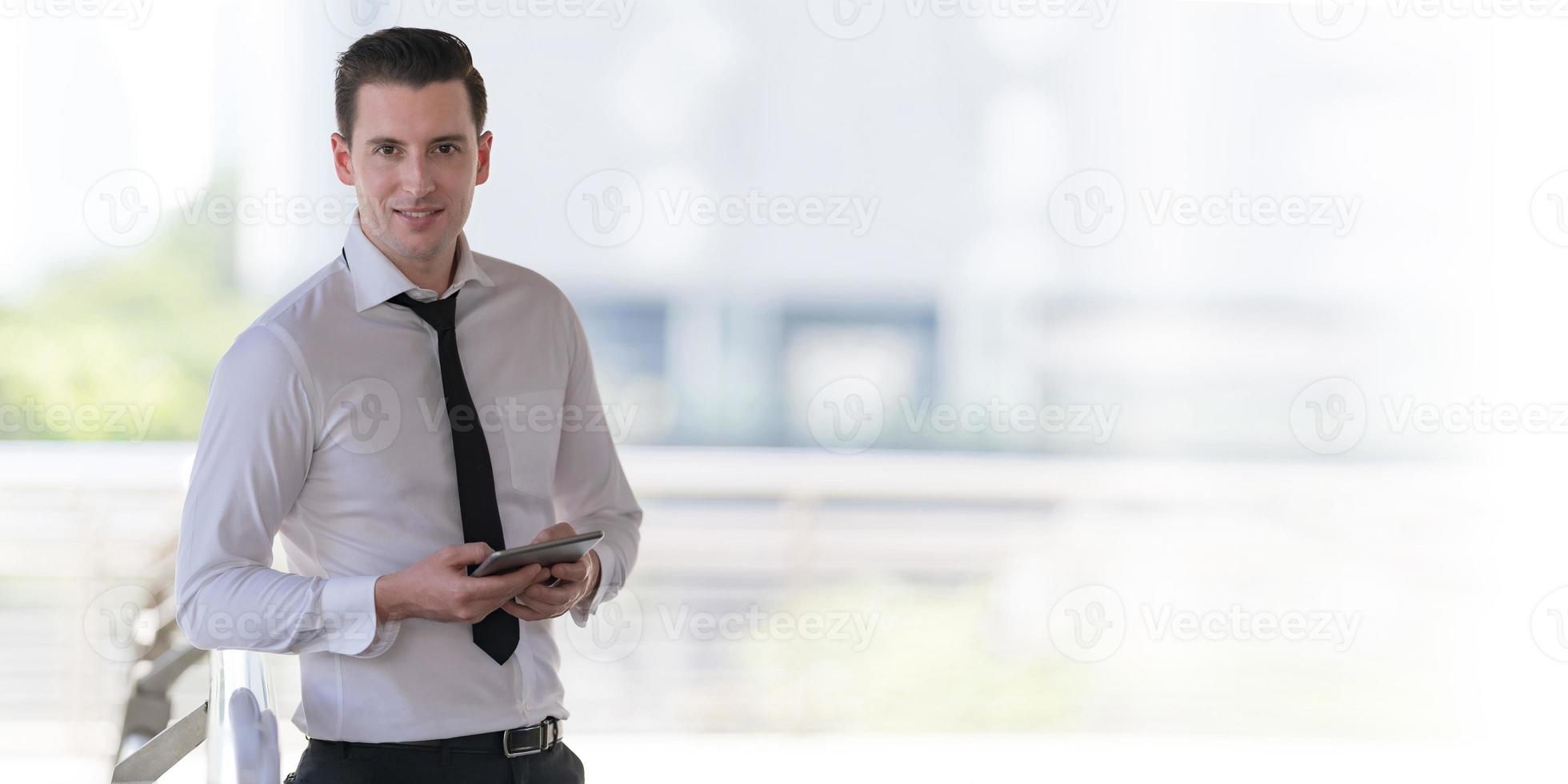 retrato de empresário sorridente usando um tablet foto