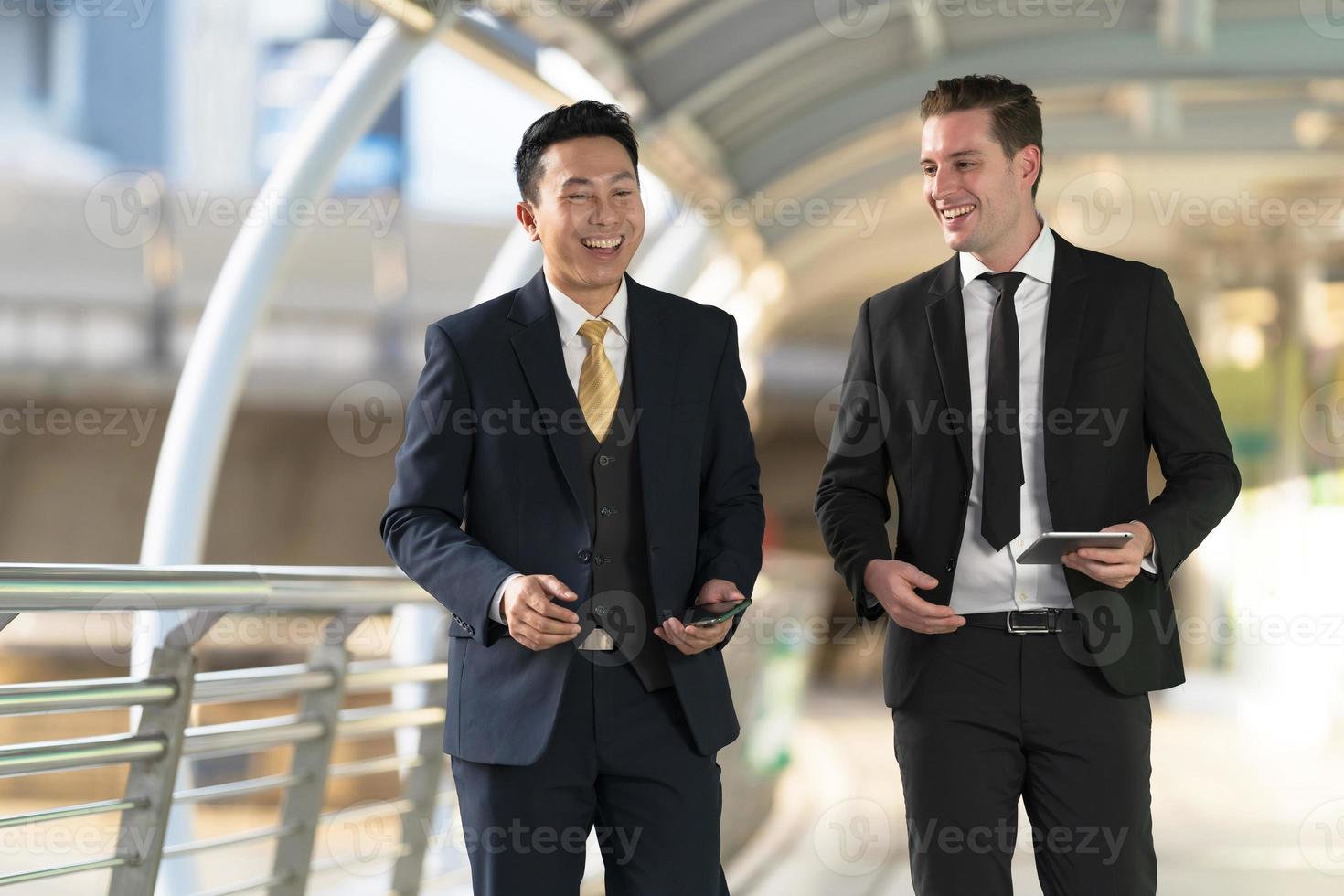 empresários caminhando e conversando uns com os outros foto