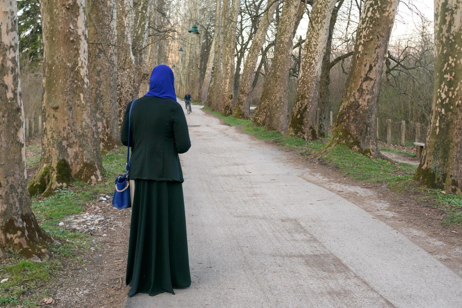 mulher muçulmana curtindo ao ar livre foto