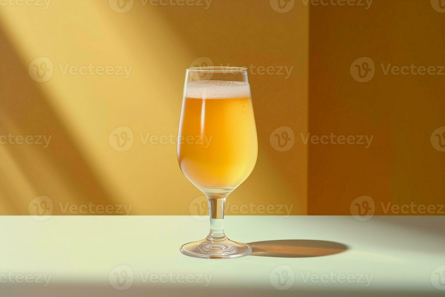 uma fechar acima tiro do uma refrescante frio vidro do dourado Cerveja em uma mesa dentro uma iluminado pelo sol quarto foto