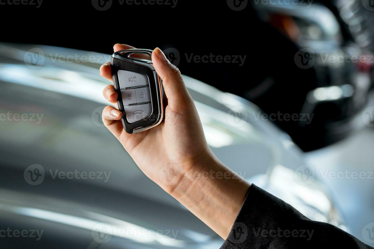 mão do uma jovem coreano o negócio mulher segurando a chave do uma Novo carro dentro uma carro concessionária - carro vendedora, profissional serviço foto