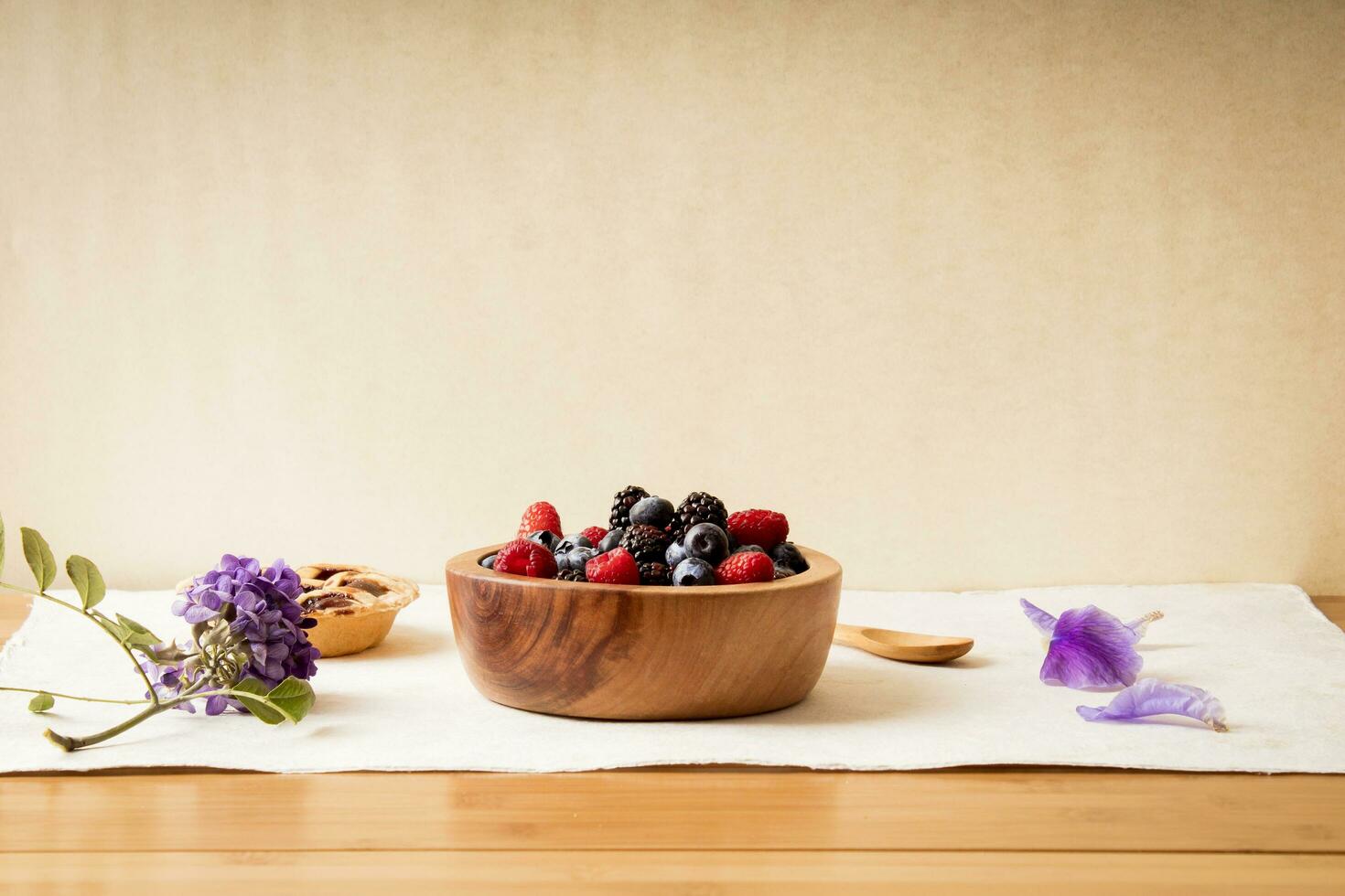 delicioso tigela do frutas - Amora silvestre, amoras e framboesas foto