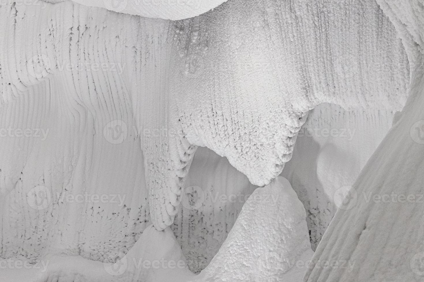 paredes brancas com relevo de gelo e neve em uma caverna. fundo natural texturizado abstrato. foto