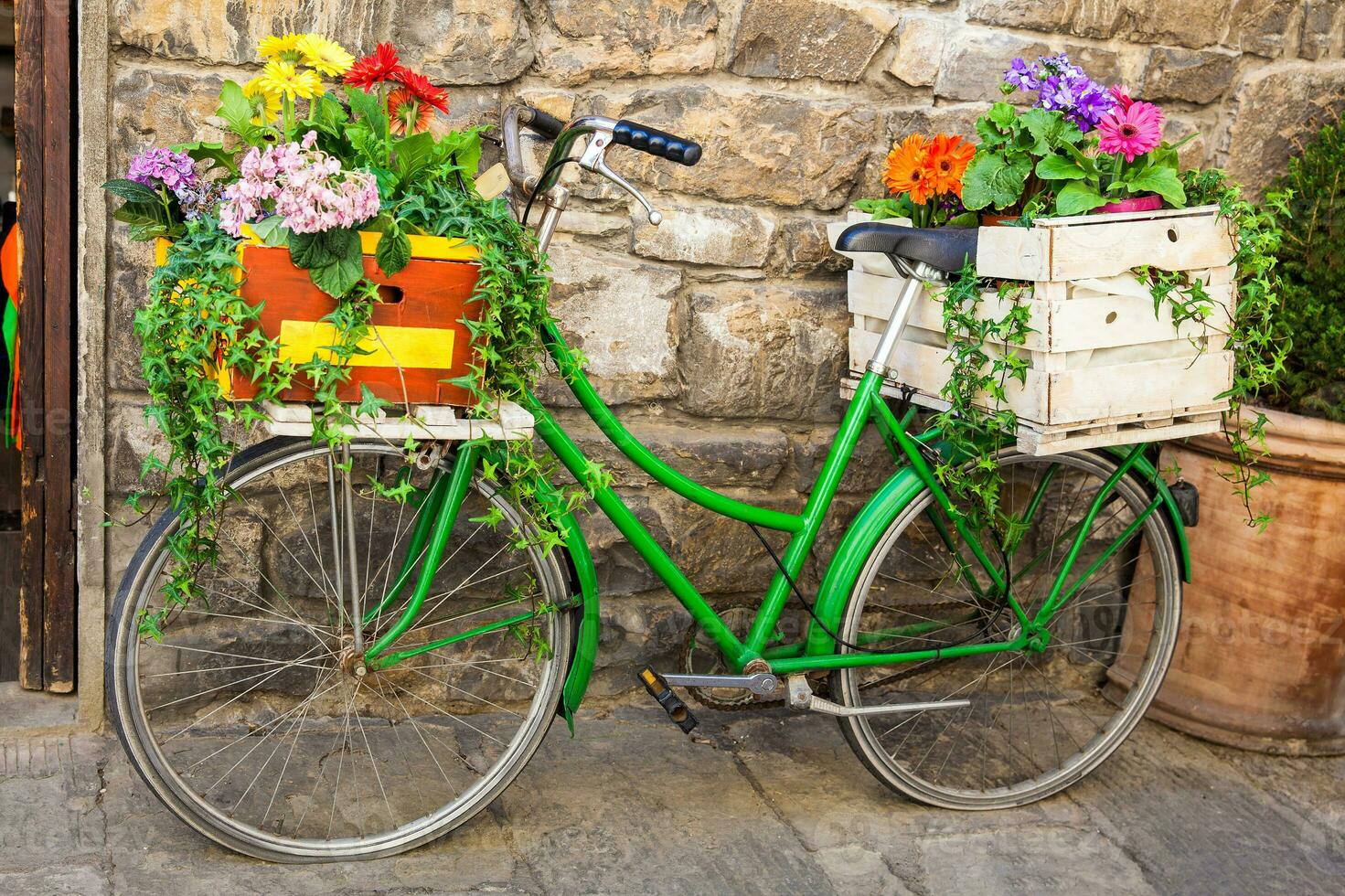 verde bicicleta decorado com flores estacionado dentro Florença foto