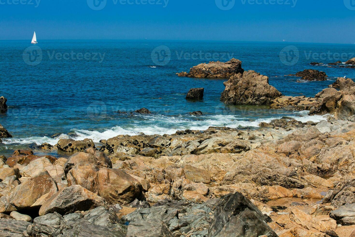 ensolarado dia às a lindo litoral e praias às porto cidade dentro Portugal foto