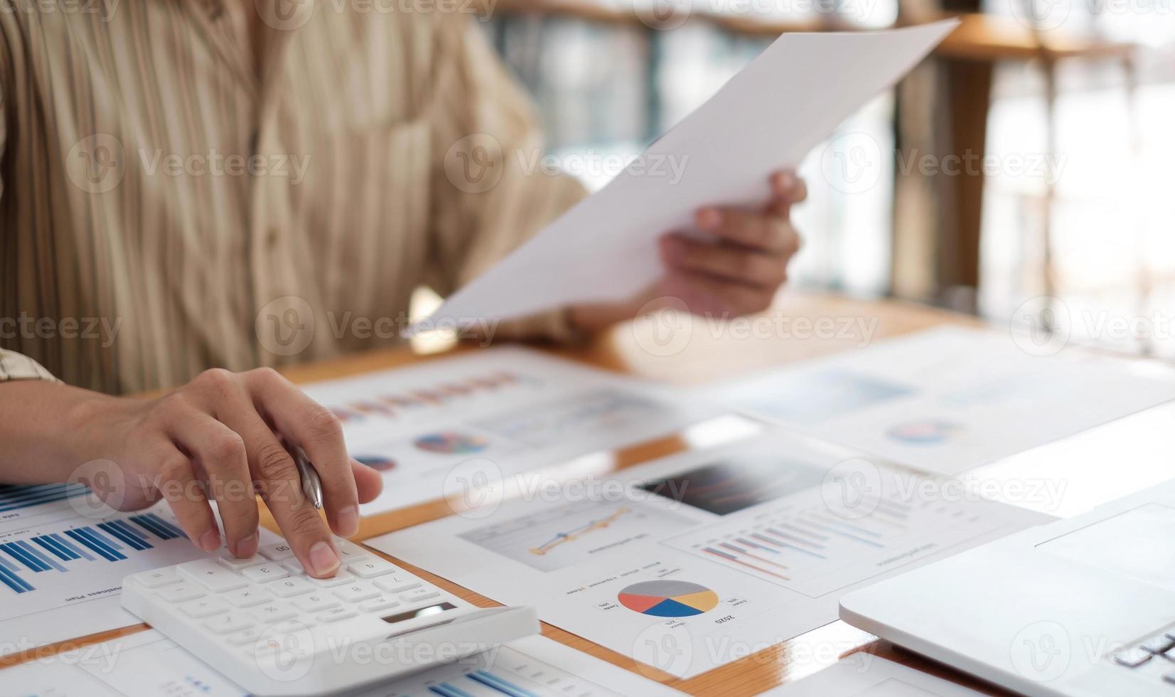 consultor de investimentos de homem de negócios, analisando a declaração de balanço do relatório financeiro anual da empresa, trabalhando com gráficos de documentos. imagem do conceito de negócio, mercado, escritório, impostos. foto