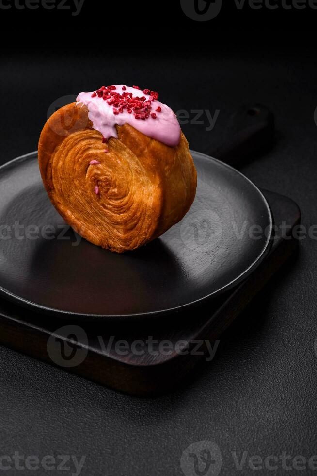 volta sopro pastelaria croissant com framboesa o preenchimento ou Novo Iorque lista foto