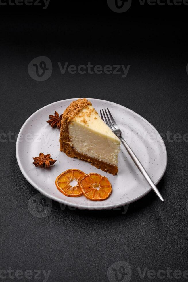 delicioso doce bolo de queijo bolo em texturizado concreto fundo foto