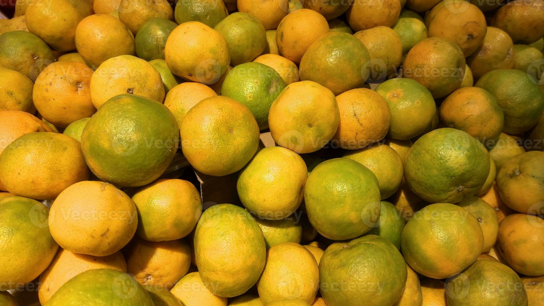 pilha do laranja fruta em a mercado foto