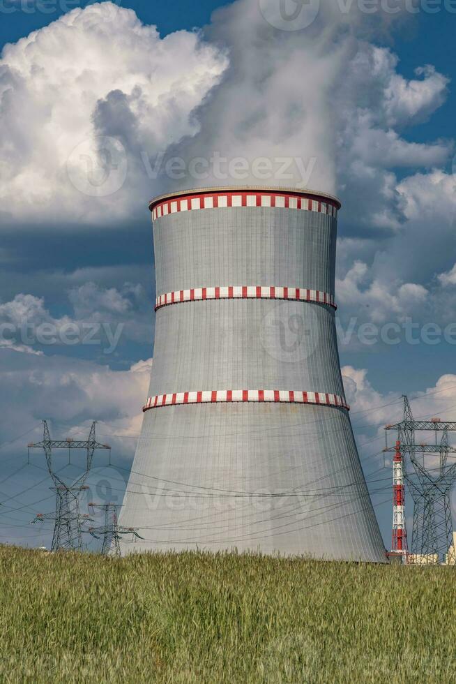 resfriamento torres do nuclear poder plantar contra a azul céu foto