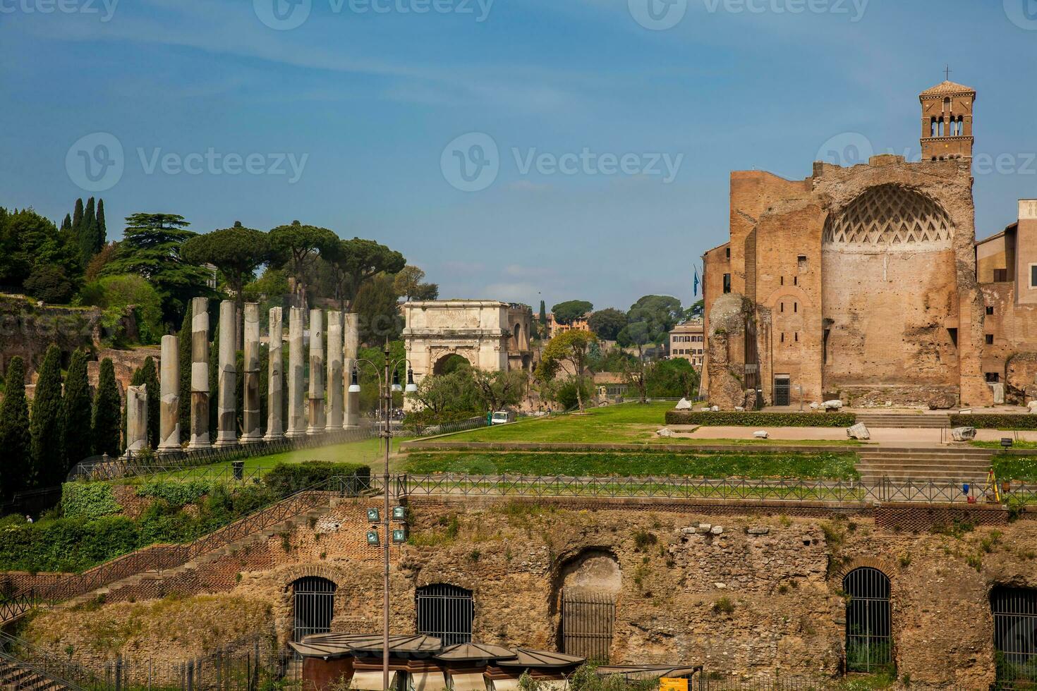 ruínas do a têmpora do Vênus e roma localizado em a veliano Colina e arco do titus foto