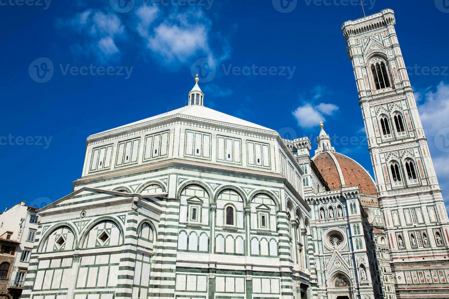 Batistério do st John, giotto campanário e Florença catedral consagrado dentro 1436 contra uma lindo azul céu foto