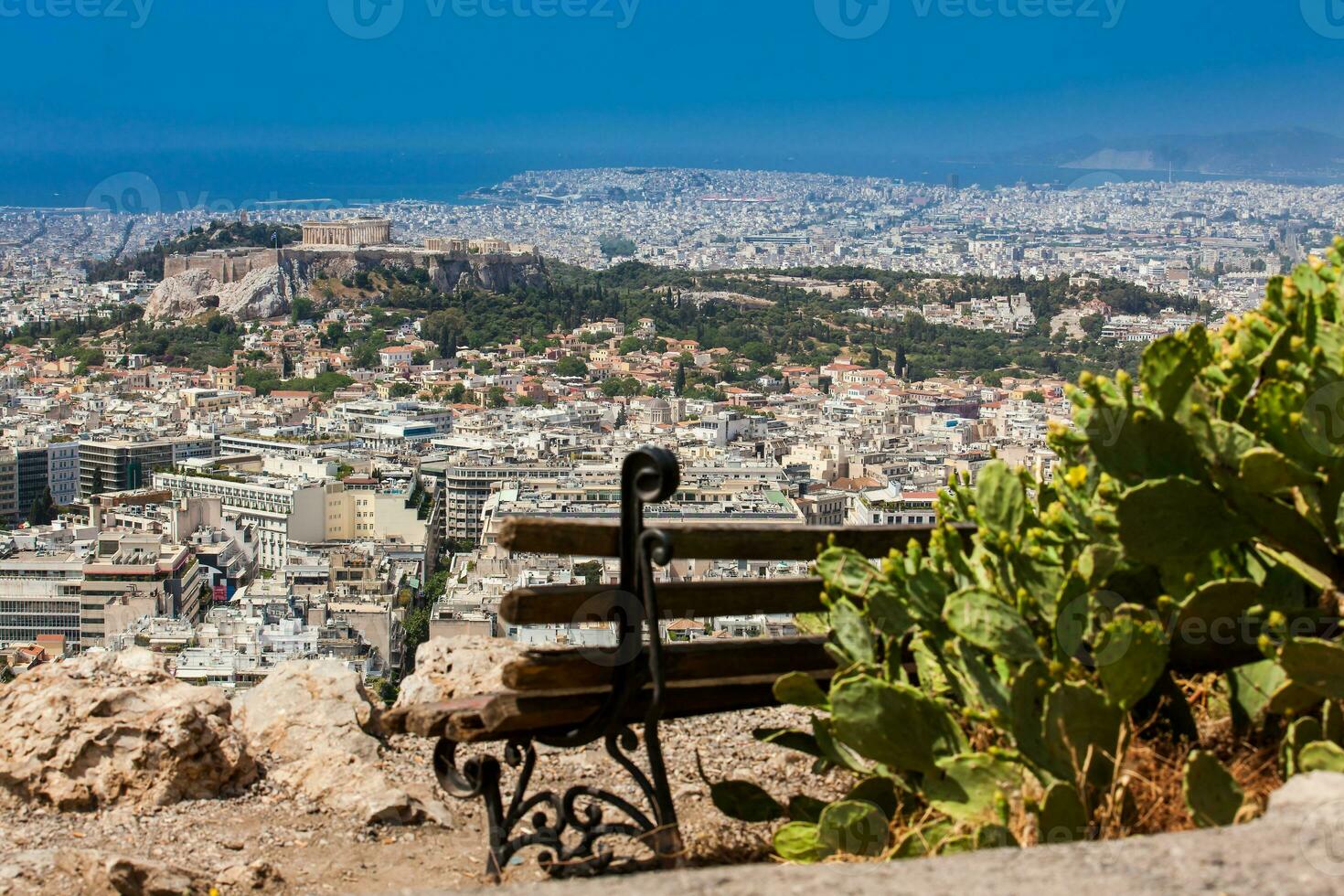 a cidade do Atenas visto a partir de a montar lycabettus uma cretáceo calcário Colina foto