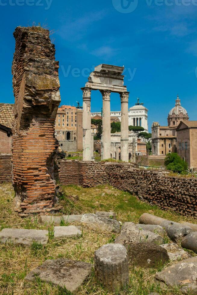 permanece do uma parede às a romano fórum e a têmpora do rícino e Pollux ou a dioscuri dentro Roma foto