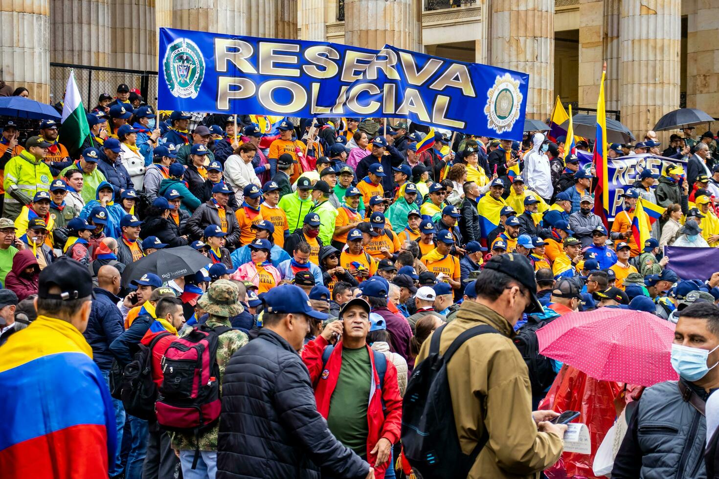 bogotá, Colômbia, 19 Julho 2023. pacífico protesto do a membros do a ativo reserva do a militares e polícia forças dentro Bogotá Colômbia contra a governo do gustavo petro foto