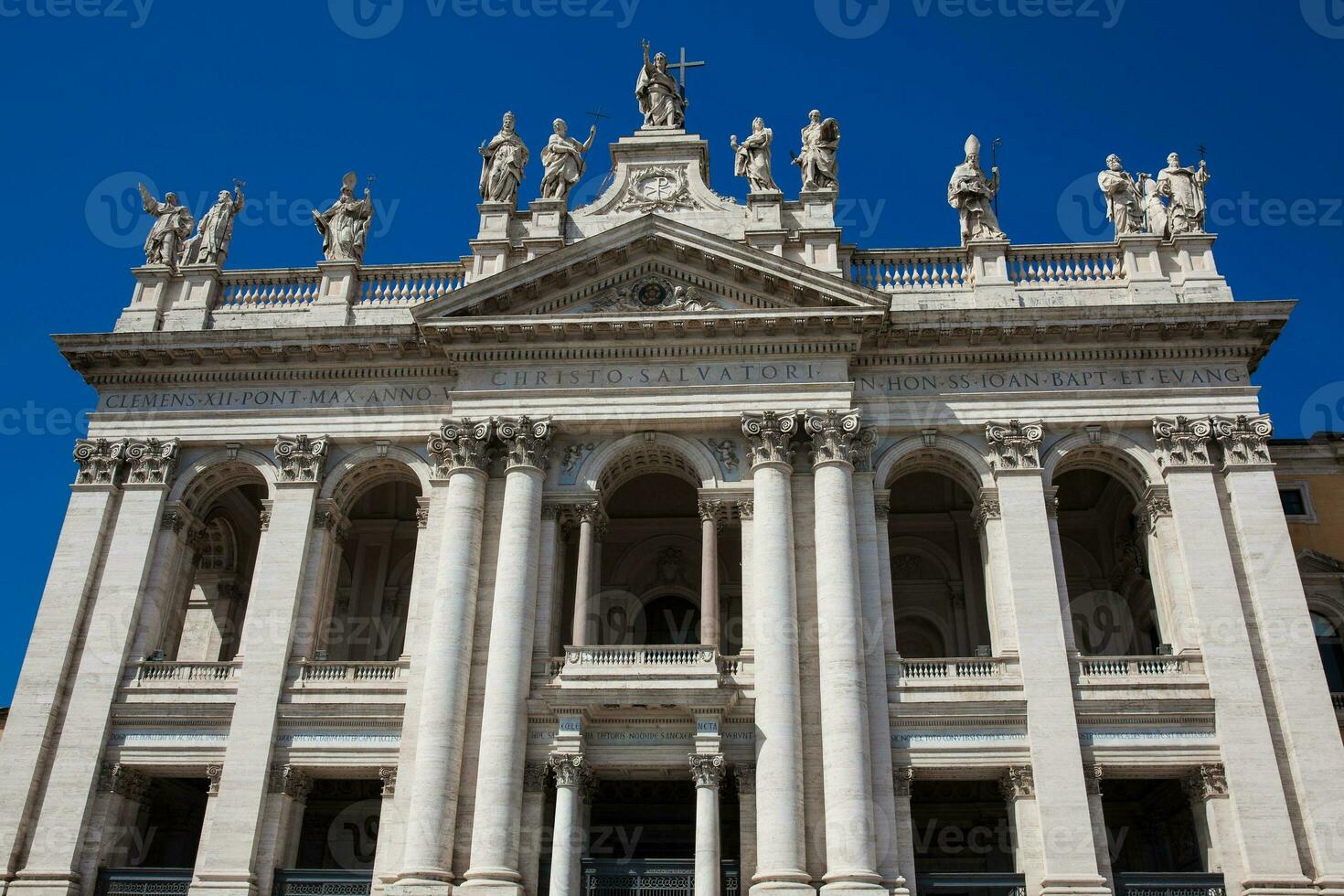 ornamentado fachada do a arquibasílica do santo John lateral dentro Roma foto