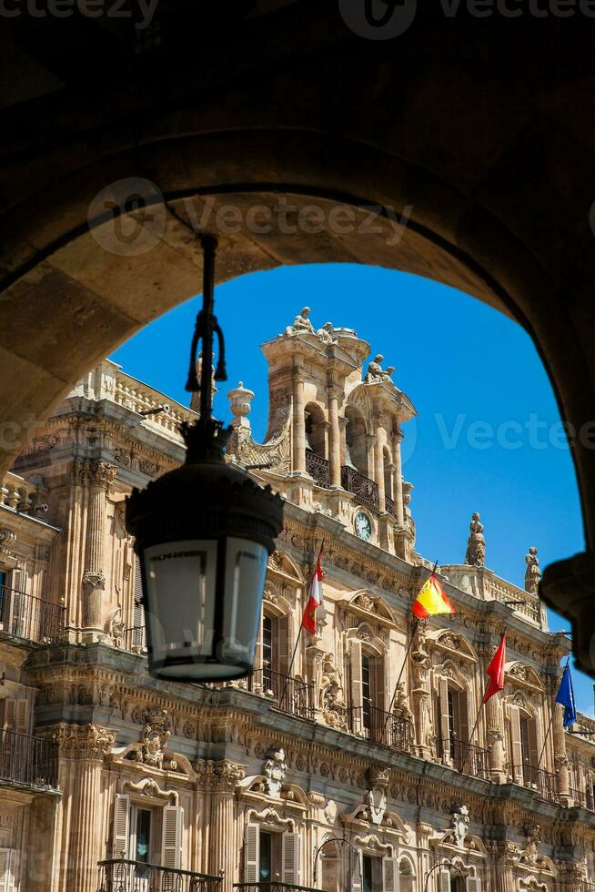 Visão do a lindo Antiguidade edifícios por aí praça prefeito a 18º século espanhol barroco público quadrado cercado de lojas, restaurantes e a Cidade corredor dentro salamanca velho cidade foto