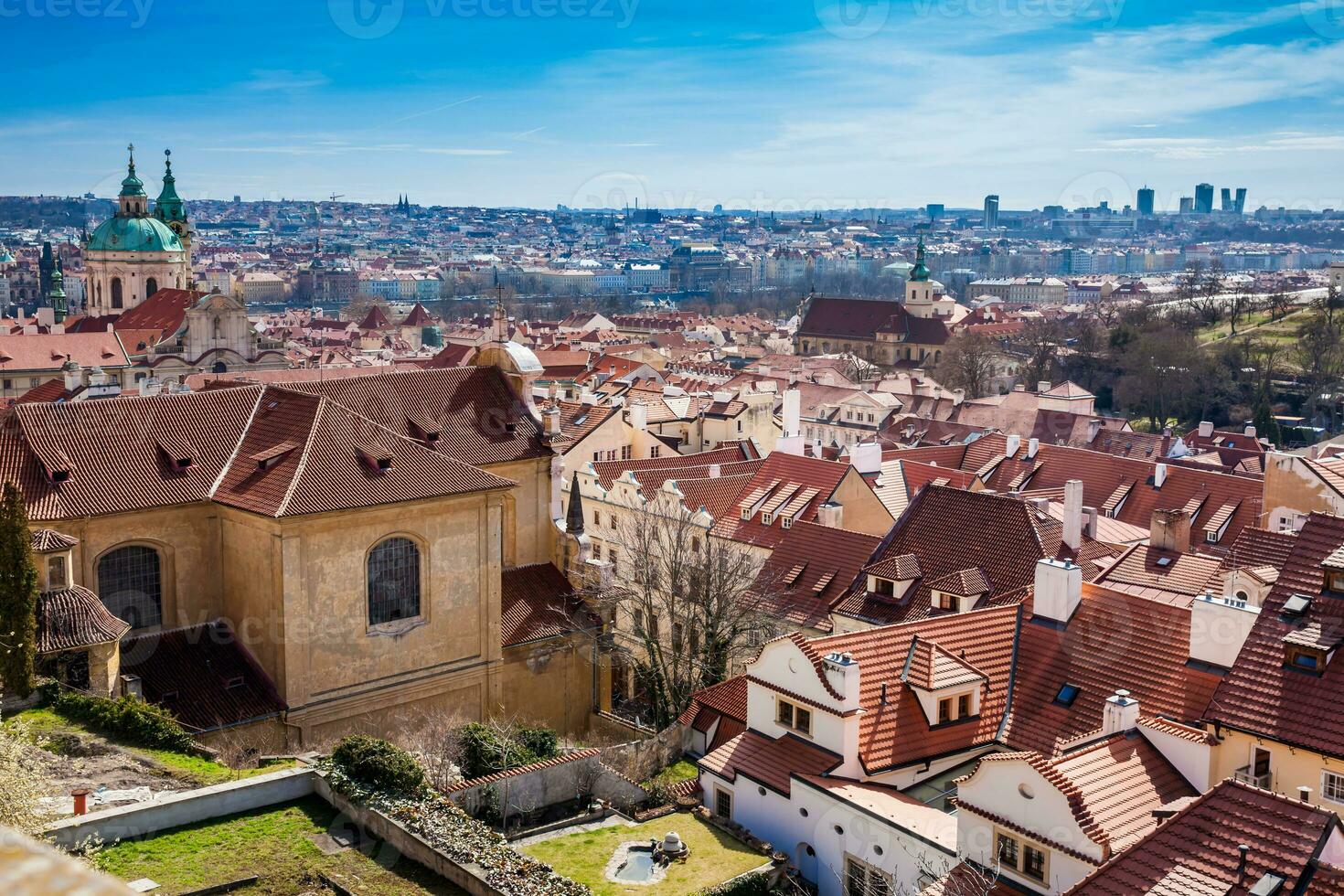 Praga cidade visto a partir de a Petrin jardins às a começando do Primavera foto