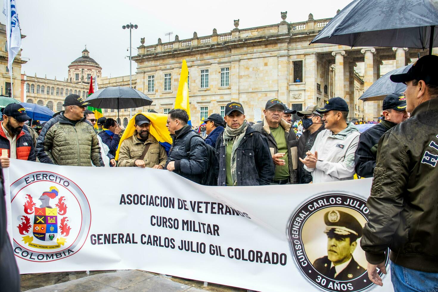 bogotá, Colômbia, 19 Julho 2023. pacífico protesto do a membros do a ativo reserva do a militares e polícia forças dentro Bogotá Colômbia contra a governo do gustavo petro foto