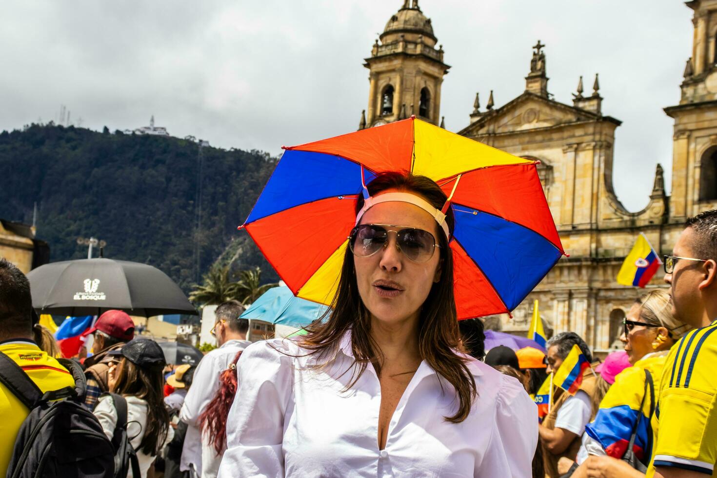 bogotá, Colômbia, Junho 2023, pacífico protesto marchas contra a governo do gustavo petro chamado la marcha de la prefeito foto