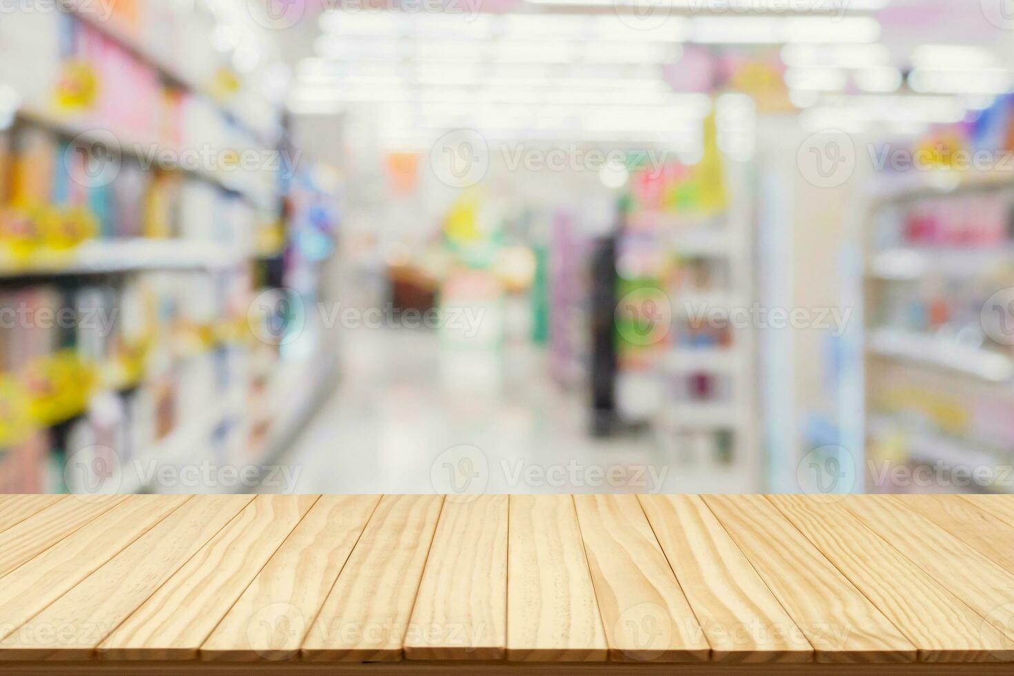 esvaziar madeira mesa topo com supermercado borrado fundo para produtos exibição foto