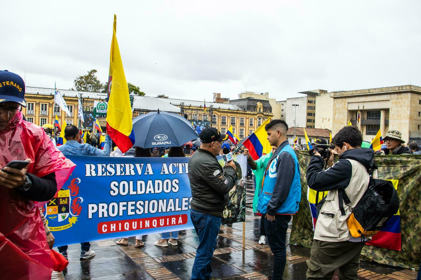 bogotá, Colômbia, 19 Julho 2023. pacífico protesto do a membros do a ativo reserva do a militares e polícia forças dentro Bogotá Colômbia contra a governo do gustavo petro foto