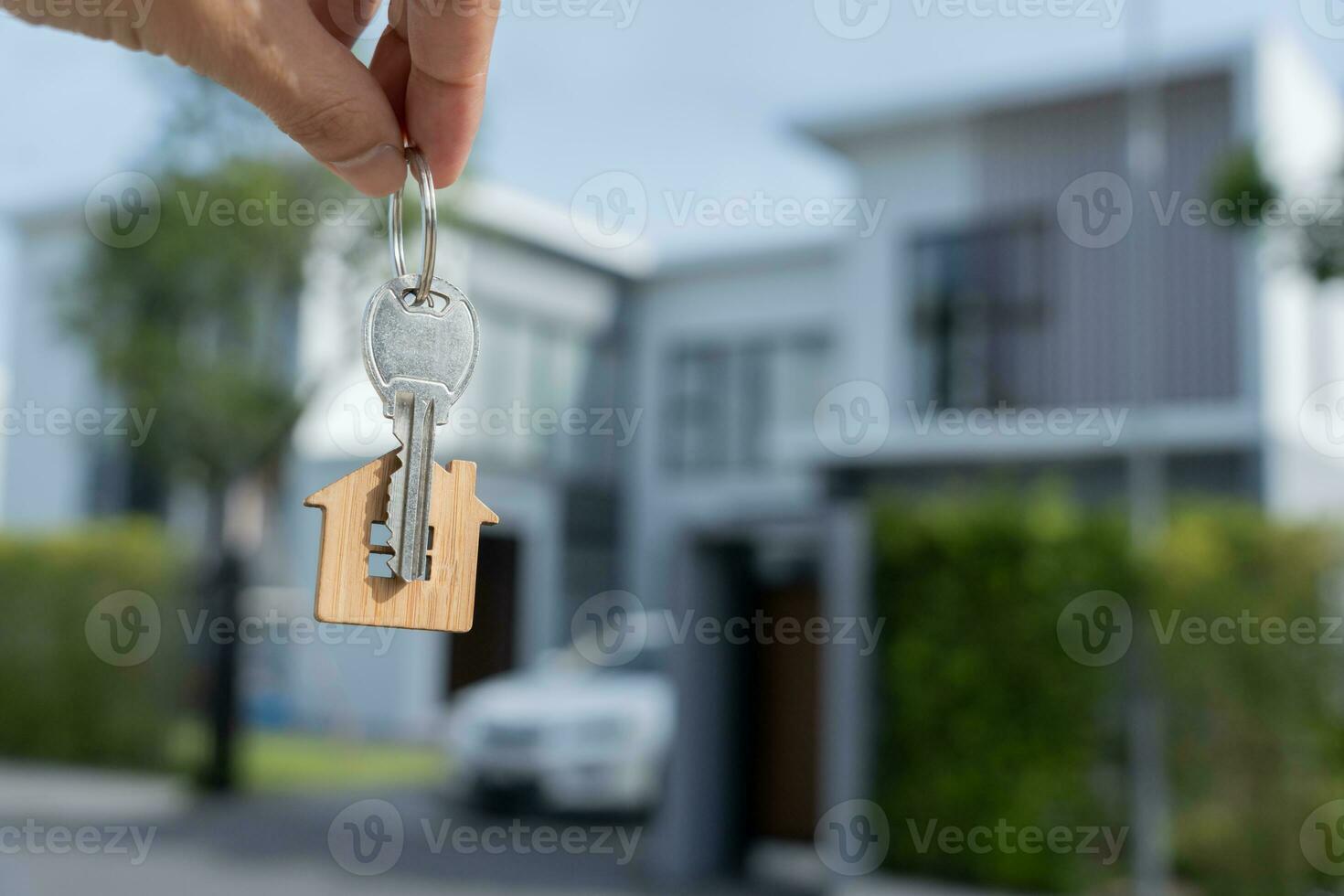 locação, aluguel e venda de casa. sorriso do gerente do agente imobiliário segurando a chave para o novo proprietário. casa de aluguel, vendas, empréstimo de crédito financeiro, seguro, vendedor, revendedor, prestação, comprar, vender, entrar foto