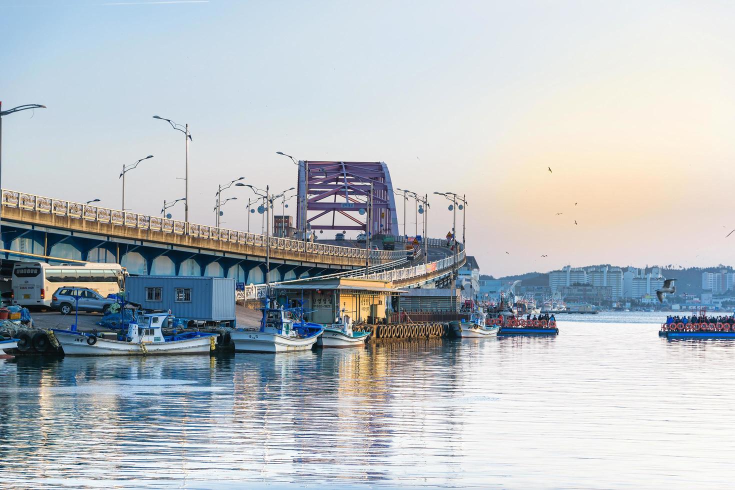 Seul, Coreia, 02 de janeiro de 2016 - ponte sobre um rio em uma vila de pescadores foto