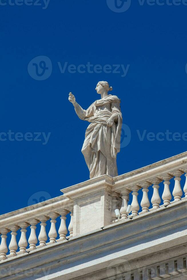 detalhe do a estátuas do santos este coroa a colunatas do st. Peter quadrado construído em 1667 em a Vaticano cidade foto