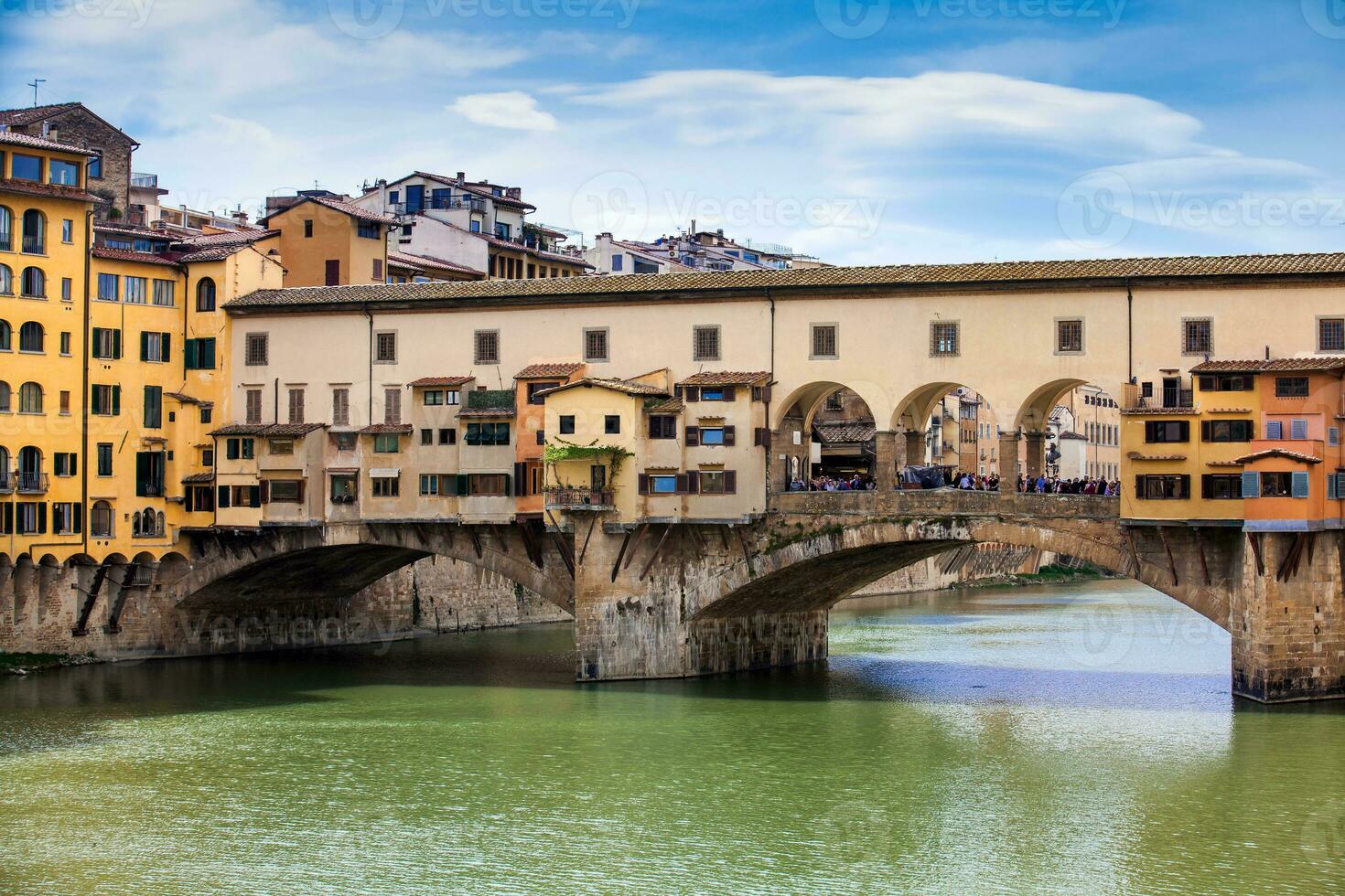 ponte vecchio uma medieval pedra tímpano fechado segmento arco ponte sobre a Arno rio dentro Florença foto