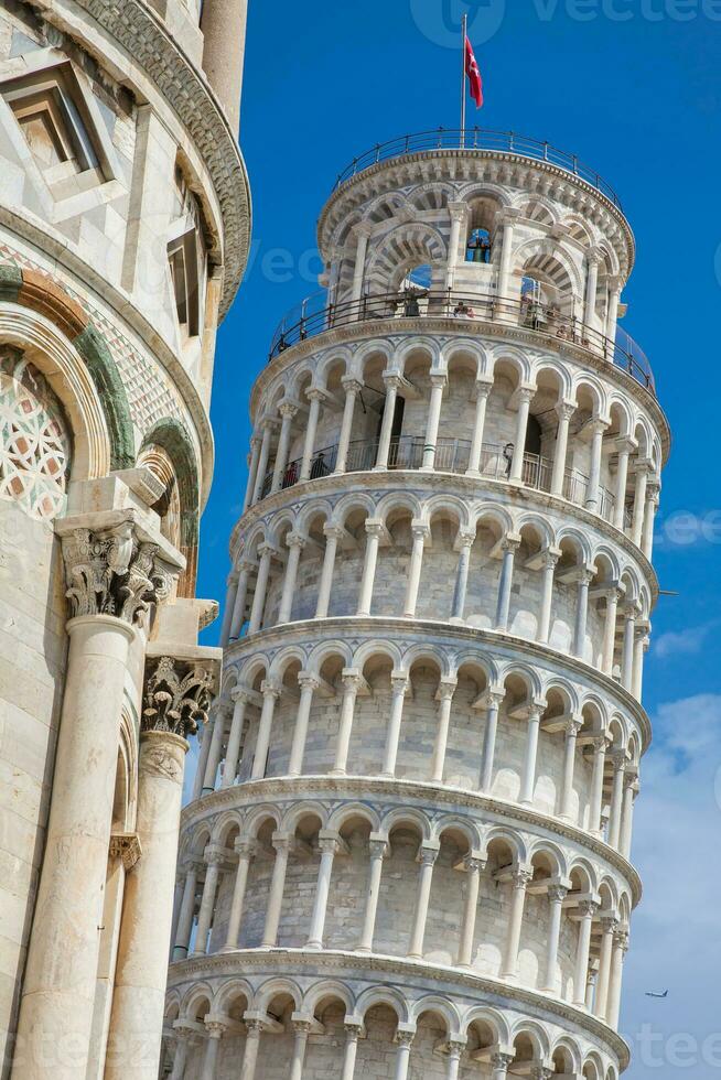 primacial metropolitano catedral do a suposição do Maria e a inclinado torre do pisa foto