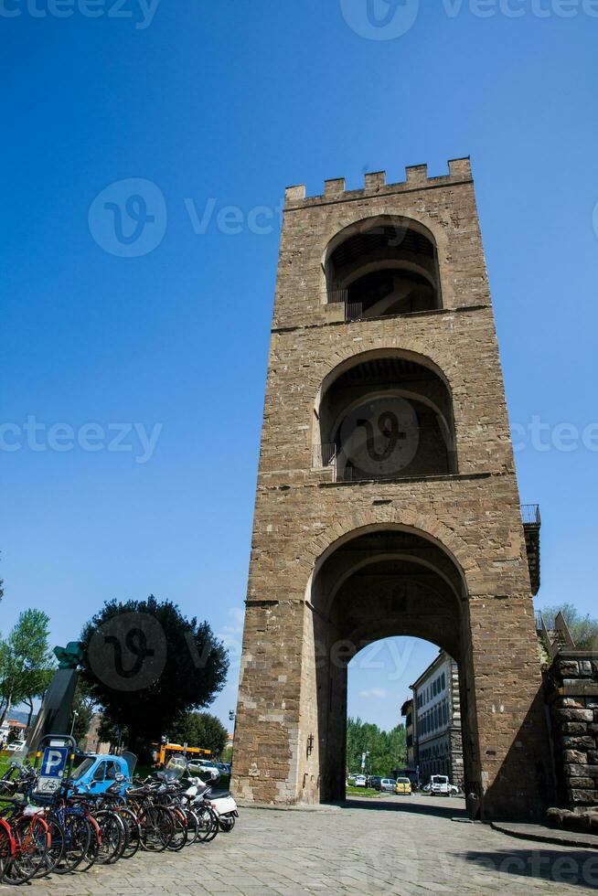 torre do san Nicolau uma portão construído em 1324 Como uma defesa torre localizado dentro praça poggi dentro Florença foto