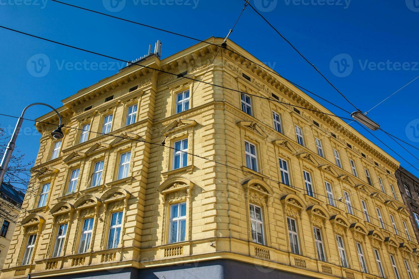 lindo Antiguidade construção às uma canto em radetzkyplatz foto