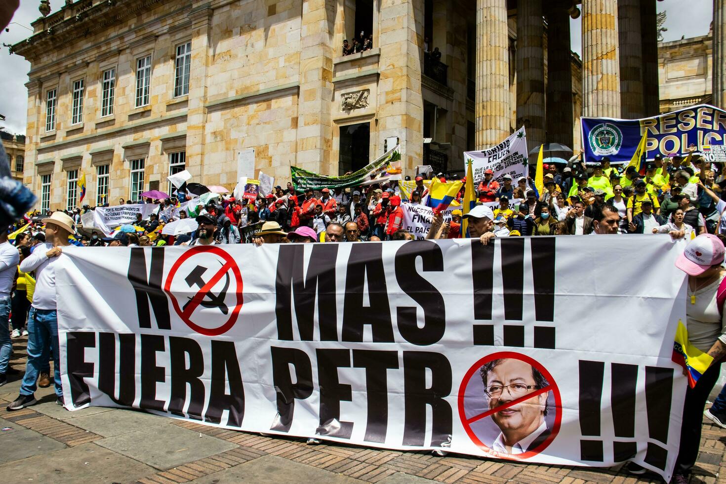 bogotá, Colômbia, Junho 2023, pacífico protesto marchas contra a governo do gustavo petro chamado la marcha de la prefeito foto