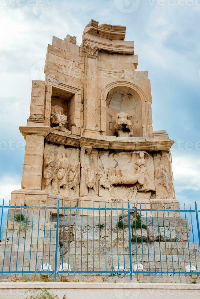 antigo ruínas do a philopappu monumento a antigo grego mausoléu e monumento dedicada para gaio julius antíoco epifanas philopappos ou philopappus foto