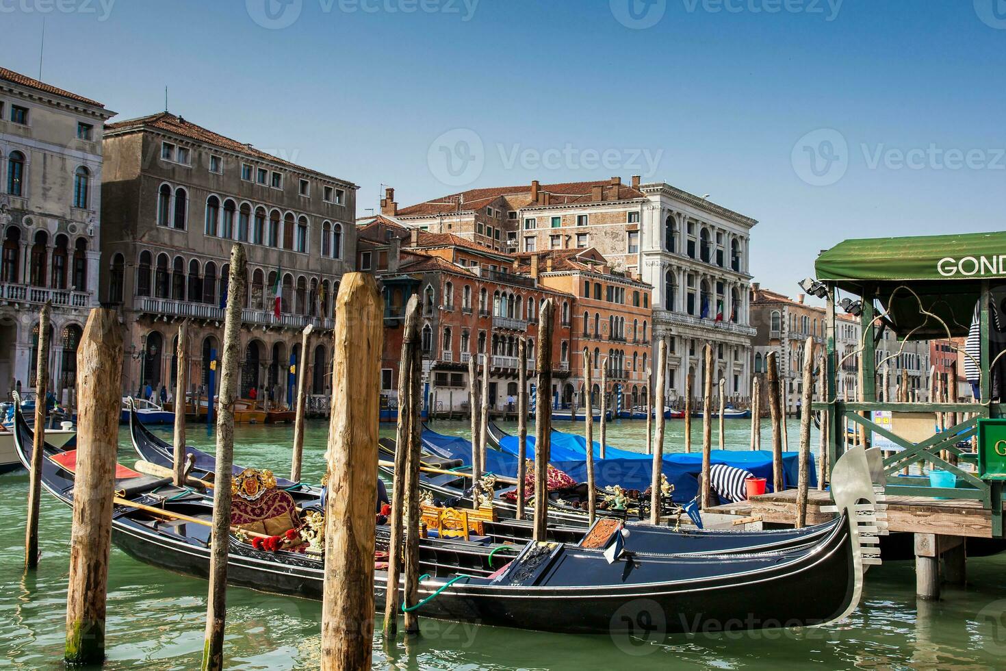 lindo tradicional gôndolas às a grande canal dentro Veneza foto