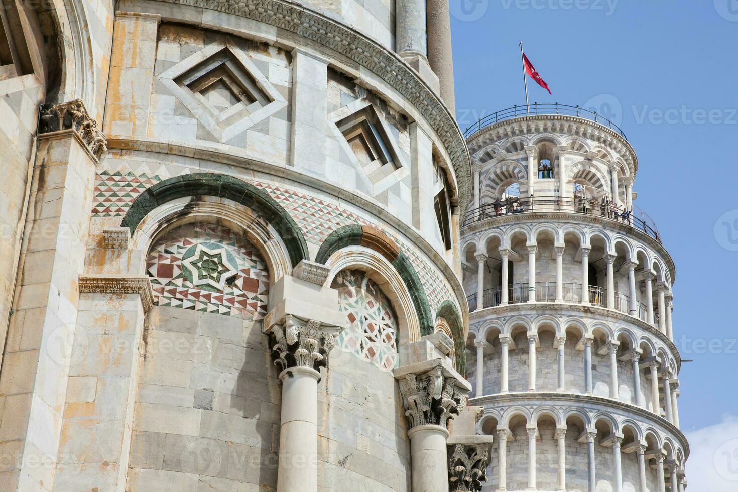 primacial metropolitano catedral do a suposição do Maria e a inclinado torre do pisa foto