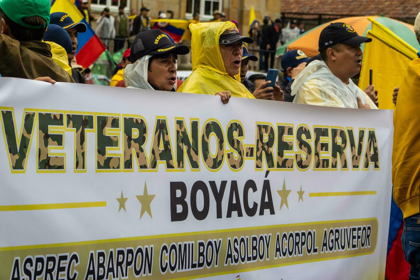 bogotá, Colômbia, 19 Julho 2023. pacífico protesto do a membros do a ativo reserva do a militares e polícia forças dentro Bogotá Colômbia contra a governo do gustavo petro foto