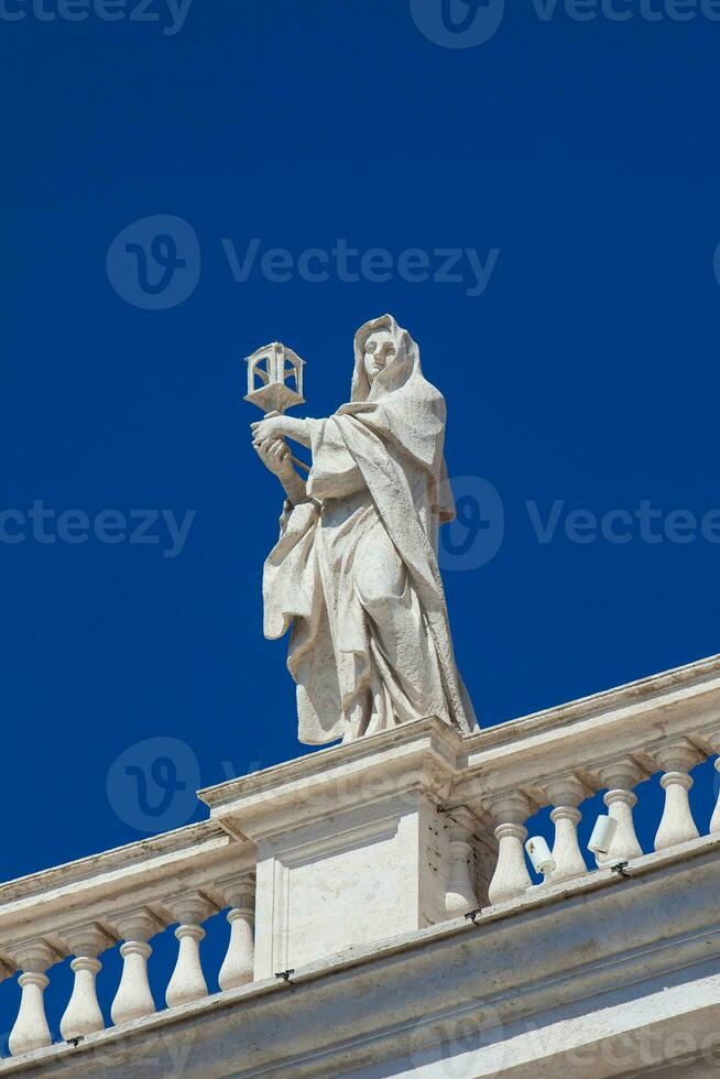 detalhe do a estátuas do santos este coroa a colunatas do st. Peter quadrado construído em 1667 em a Vaticano cidade foto