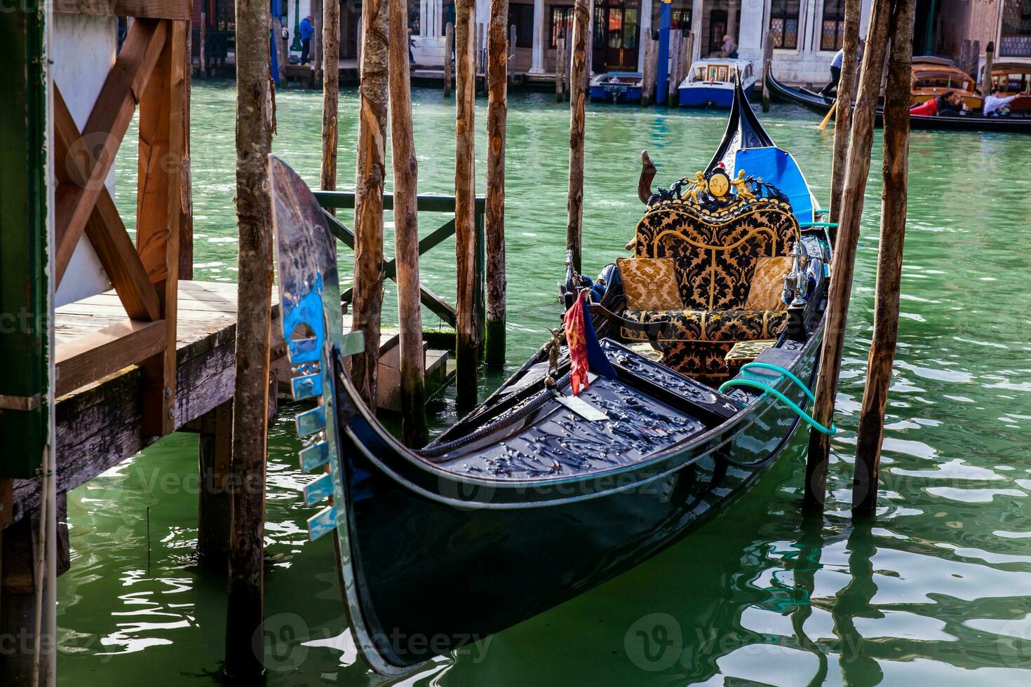 lindo tradicional gôndola às Veneza canais foto